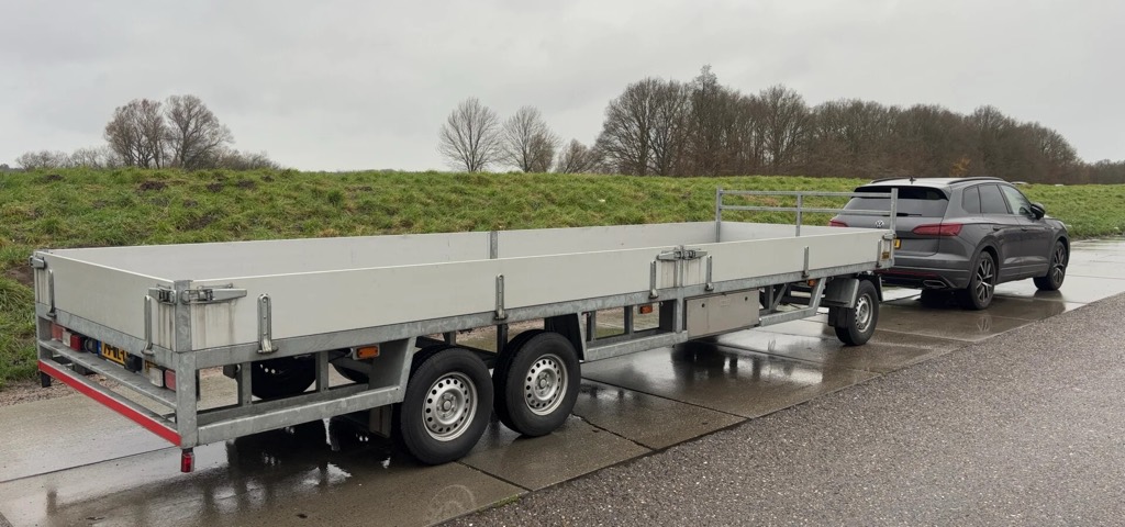 Plateauaanhangwagen achter een auto